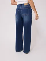 Pantalón de jean azul de pierna ancha.