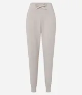 Pantalón jogger deportivo color gris claro, con cintura elástica ajustable con cordón.