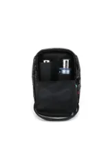 Mochila negra con diseño acolchado, doble asa de mano y correas de hombro regulables. Tiene un bolsillo frontal con cierre y detalles de tiras de colores.