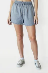 Short color beige con cintura elastizada y cordón ajustable.