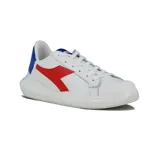 Championes casuales unisex Diadora Heritage, color blanco, con logo lateral en rojo y detalle en el talón en azul. Suela gruesa y blanca.