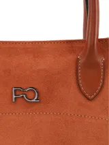 Cartera de cuero gamuza color marrón, con doble asa corta y correa larga desmontable. Tiene logo metálico de la marca en el frente, cierre central, bolsillo exterior con cierre y bolsillo interior con cierre.