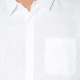 Camisa de lino color gris topo, de corte clásico, con cuello abotonado, manga larga y bolsillo en el pecho.