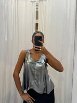 Musculosa gris de poliéster y rayón con spandex, escote en V y breteles anchos.