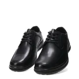 Zapato de vestir de cuero negro, con cordones y suela de goma.