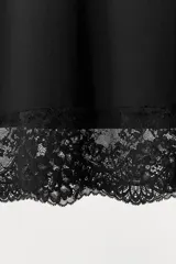 Falda corta de tiro bajo, color marrón satinado, con cintura elástica y bajo acabado con aplicación de encaje a tono.