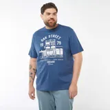 Remera azul de manga corta con estampa frontal de un edificio y texto en blanco.