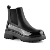 Bota Chelsea de cuero sintético negro con elástico lateral, plataforma track y detalle de charol en la puntera.