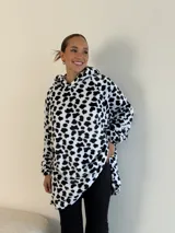 Canguro oversize con capucha, de tela suave con estampado animal print en tonos azul, negro y blanco.