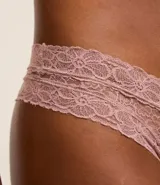 Bombacha bikini hilo de encaje floral color verde agua.