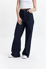 Pantalón de jean azul oscuro, corte wide leg y tiro alto.