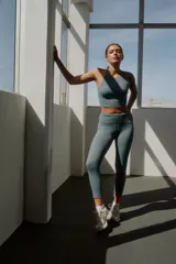 Calza deportiva color celeste, corte 7/8, confeccionada en poliamida y elastano.