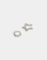 Set de dos aros earcuff plateados, uno con forma de aro y otro con forma de estrella, ambos con strass incrustados.