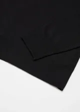 Sweater negro de tejido de punto fino, corte recto, cuello redondo, manga larga y terminaciones en canalé.