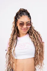 Remera corta blanca con mangas raglán negras, cuello redondo y estampado frontal con el texto "Championship League Est. 1996 West Palm Beach" y dos raquetas de tenis cruzadas.