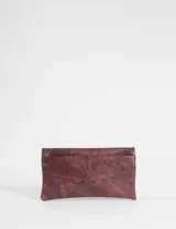 Sobre de mano plegable con acabado texturizado efecto cuero desgastado, color verde oliva. Incluye correa removible para llevar al hombro o cruzado.