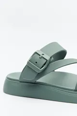 Sandalias bajas color rosa con triple tira sobre el empeine y hebilla a tono.