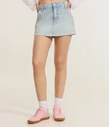 Minifalda de jean celeste con bolsillos traseros y bordado de lazo rosa en los bolsillos.