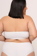 Soutien strapless sin aro, estilo top, color blanco. Confeccionado en algodón elastizado doble y copa moldeada. Tiene bolsillo para colocar copa y armar el busto.