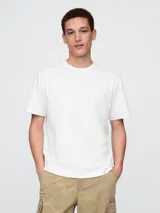 Remera blanca de algodón con cuello redondo y mangas cortas.
