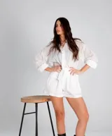 Conjunto de camisa y short blanco con rayas verticales tono sobre tono. La camisa es de calce oversize con botones nacarados y el short tiene cintura elástica.