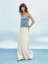 Top azul de denim con breteles finos y corte crop.