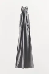 Vestido midi de tejido satinado color gris, con cuello halter, hombros descubiertos, abertura en el pecho, tirantes finos cruzados en la espalda y capa combinada a tono.