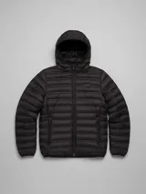 Campera puffer negra con capucha, cierre frontal con cremallera y bolsillos laterales con cierre. Diseño acolchado horizontal y logo pequeño en el pecho.