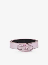 Cinturón rosa metalizado con hebilla metálica ovalada con el logo de la marca Diesel.