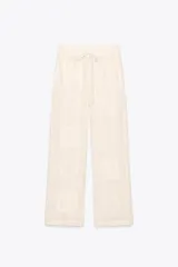 Pantalón de tiro alto color crudo con bordados combinados a tono, cintura elástica y corte ancho.
