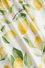 Pollera midi acampanada con cintura elástica y estampado de limones y flores.