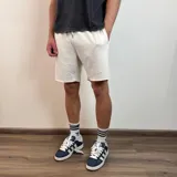 Short de algodón color crema con cintura elastizada y cordón ajustable.