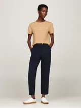 Remera color beige con logo de Tommy Hilfiger estampado en el pecho, corte clásico y cuello redondo.