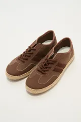 Zapatillas bajas color marrón con cordones y suela de yute.