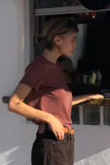 Camiseta marrón de algodón con cuello redondo, corte recto y mangas cortas. Tiene un efecto de lavado que le da un aspecto vintage.