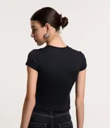 Blusa blanca de poliamida con cuello redondo y mangas cortas.