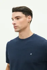 Remera azul marino de manga corta con logo bordado en el pecho.