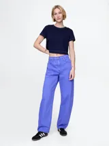 Pantalón jean celeste de corte ancho, tiro alto y estilo barrel.