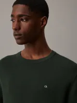 Sweater verde oscuro de algodón orgánico con textura de piqué micro, cuello redondo y logo 'ck' bordado en el pecho.