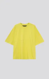 Remera de manga corta, calce extra oversize, color amarillo neón, con recortes horizontales en el delantero y la espalda, confeccionada en tejido jersey 24/1 americano.