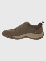 Zapato de hombre color marrón de cuero gamuzado, con cordones y suela de goma.