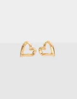 Par de aros dorados con forma de corazón irregular.