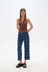 Top negro sin mangas de poliamida, con frunces, corte al cuerpo y escote halter profundo.
