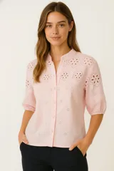 Camisa rosa con bordado calado, cuello mao y mangas 3/4 abullonadas.