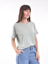 Remera gris de corte recto y mangas cortas.