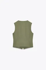Chaleco verde oliva de Zara Woman Collection, con escote en pico, sin mangas y cierre frontal con botones negros.