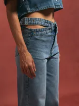 Pantalón de jean de tiro alto, corte wide leg, color azul claro con aberturas en la cintura.
