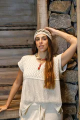 Remera color marrón de hilo de algodón con punto calado, escote en V, manga corta, silueta oversize y tajos laterales.