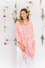 Camisa con estampado abstracto en tonos coral y blanco, de corte holgado y mangas 3/4.