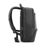Mochila negra de poliéster impermeable con capacidad de 22 litros. Tiene compartimento para laptop de hasta 17,3 pulgadas, cuatro bolsillos interiores (dos con cremallera), dos espacios para botellas de agua, llavero interior, espacio para tarjeta y cinturón para valija en la parte trasera.